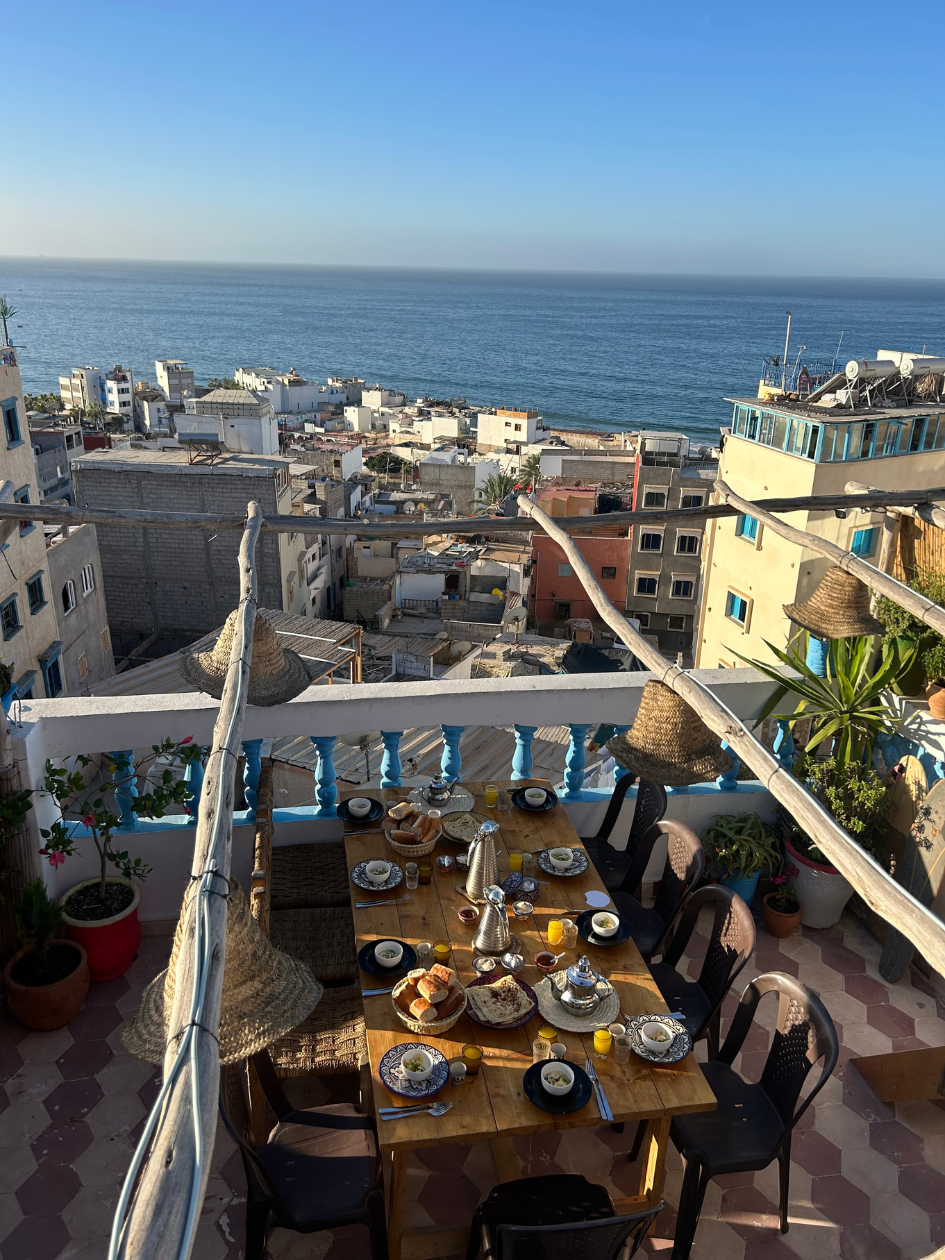 Pogled s terase na Taghazout in ocean med zajtrkom