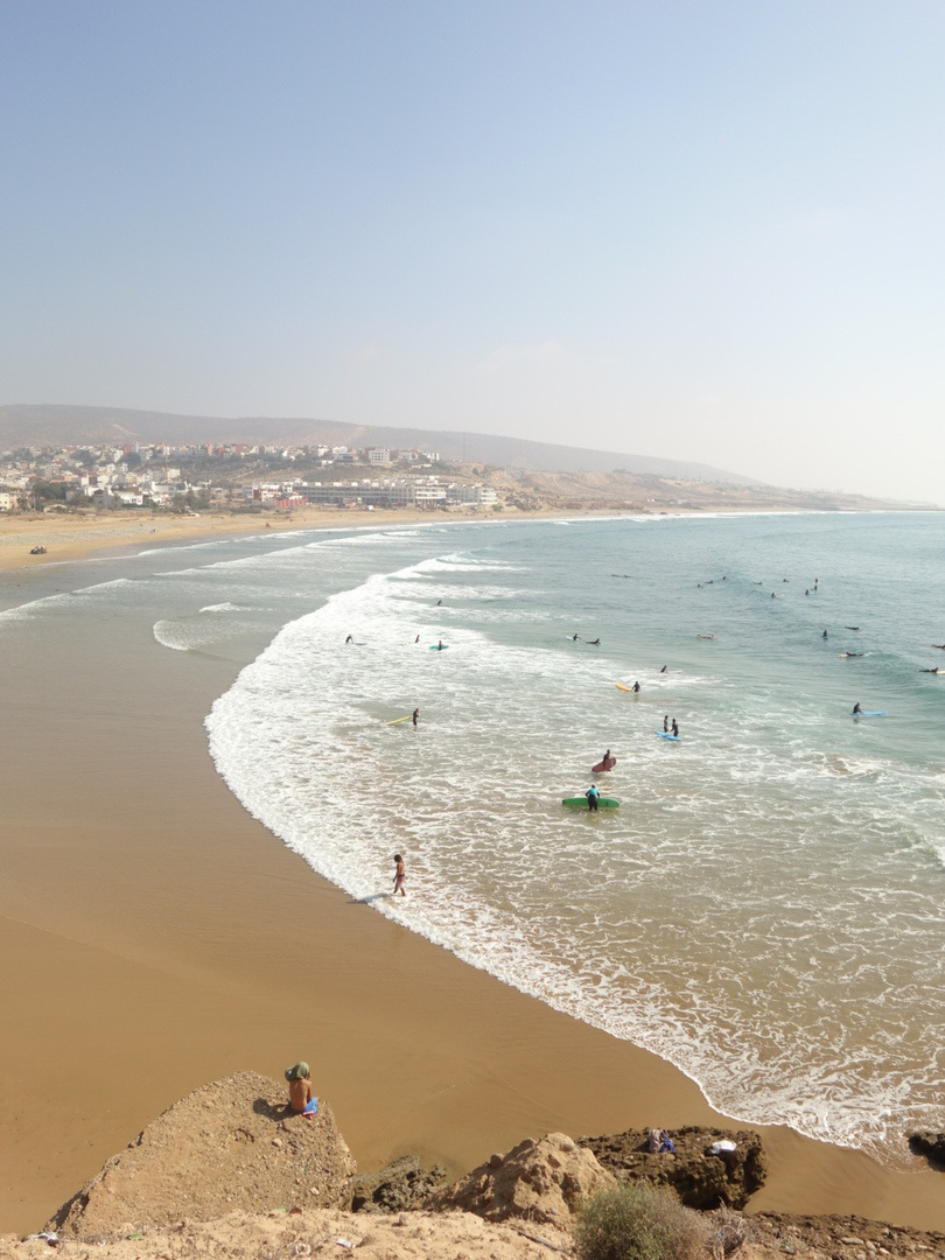Plaža Taghazout s surfarji v valovih